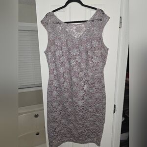Elegant Lace Sleeveless Dress in Grayish Mauve Size 18